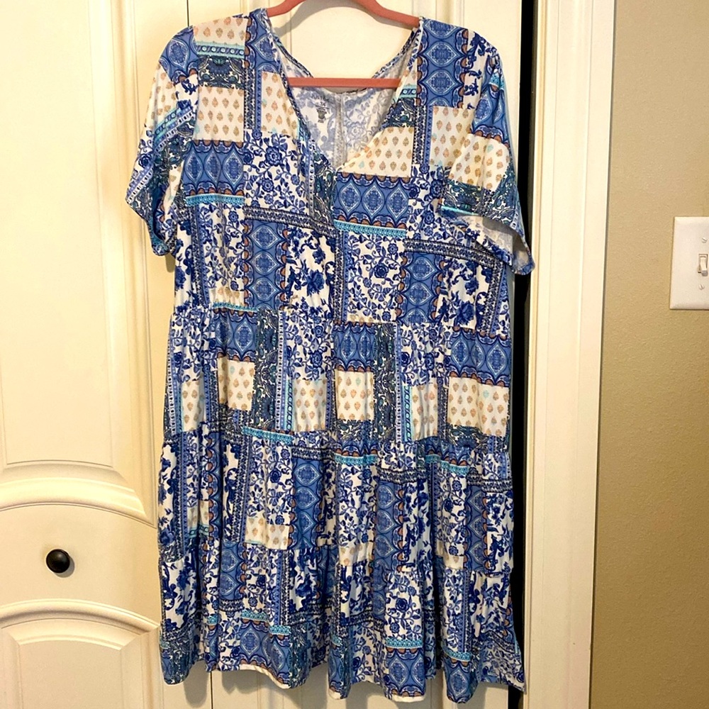 Preloved V-neck  dress is like new